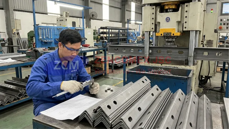 Gia công thép hình V đột lỗ tròn và lỗ oval bằng máy dập thủy lực CNC để làm giá đỡ M&E_5