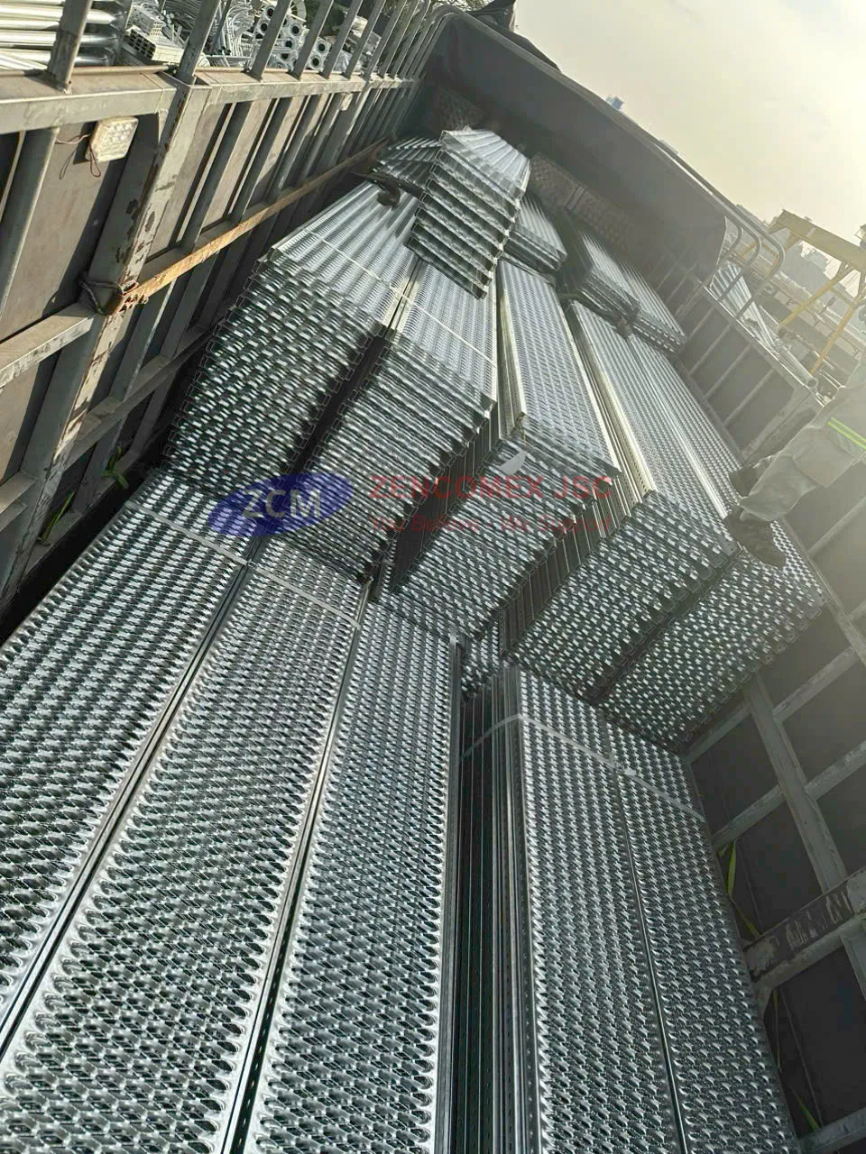 Các module sàn kim cương sau gia công, sẵn sàng phân loại theo tuyến lắp_2