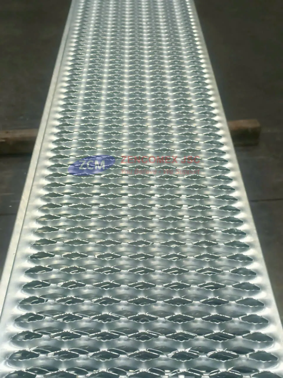 Cận cảnh bề mặt sàn thao tác solar kim cương_3